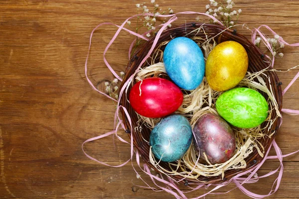 Buona Pasqua! Decorative uova colorate, simbolo di un evento primaverile — Foto Stock