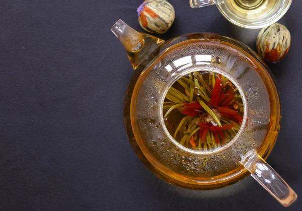 Green tea flower (celestial lily) in a glass teapot — Stock Photo, Image