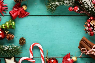 christmas simgeleri ve süs eşyaları ile turkuaz arka plan