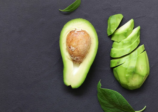 Натуральный органический авокадо - здоровые и питательные продукты — стоковое фото
