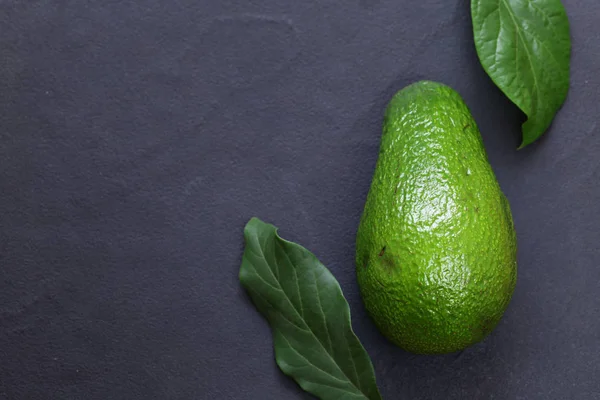 Aguacate orgánico natural - alimentos saludables y nutritivos — Foto de Stock