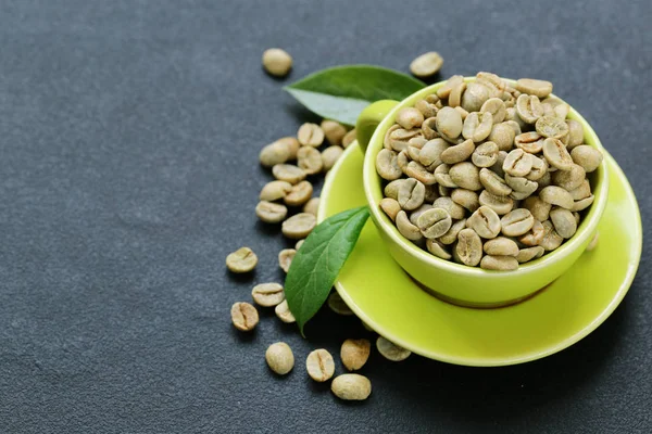 Granos de café verdes orgánicos naturales sobre un fondo negro —  Fotos de Stock