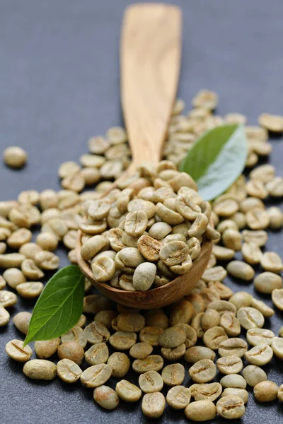 Grãos de café verdes orgânicos naturais em um fundo preto — Fotografia de Stock