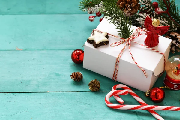Türkisfarbener Hintergrund mit weihnachtlichen Symbolen und Ornamenten — Stockfoto