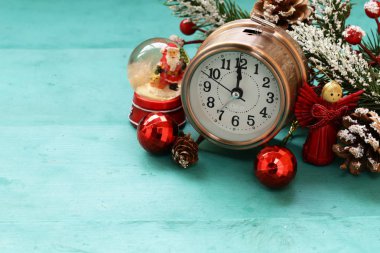 christmas simgeleri ve süs eşyaları ile turkuaz arka plan