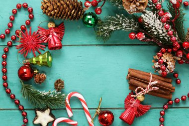 christmas simgeleri ve süs eşyaları ile turkuaz arka plan