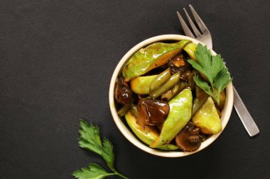 Mantar ve kabak - sebze güveç vejetaryen yemek