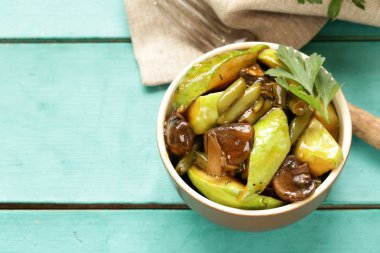 Mantar ve kabak - sebze güveç vejetaryen yemek