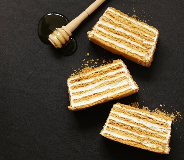 Pastel de miel con crema de mantequilla en un tablero de piedra —  Fotos de Stock