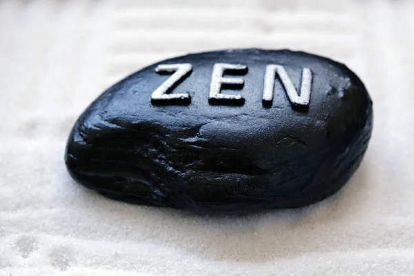 Pierre avec l'inscription Zen - un symbole de paix et d'équilibre — Photo