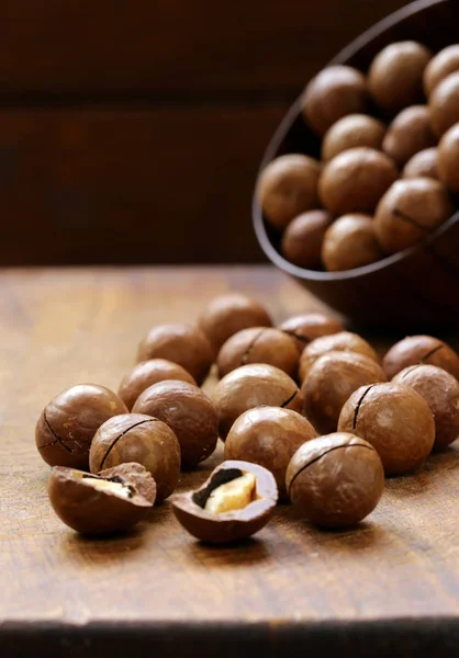 Naturliga macadamia nötter med skal — Stockfoto