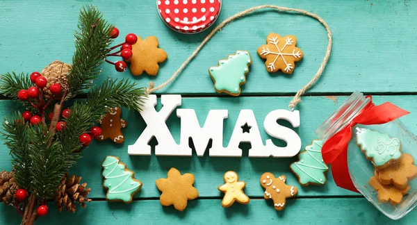 Biscoitos de gengibre de Natal presente de férias e sobremesa — Fotografia de Stock