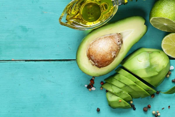 Natürliche Bio-Avocado - gesunde und nahrhafte Nahrung — Stockfoto