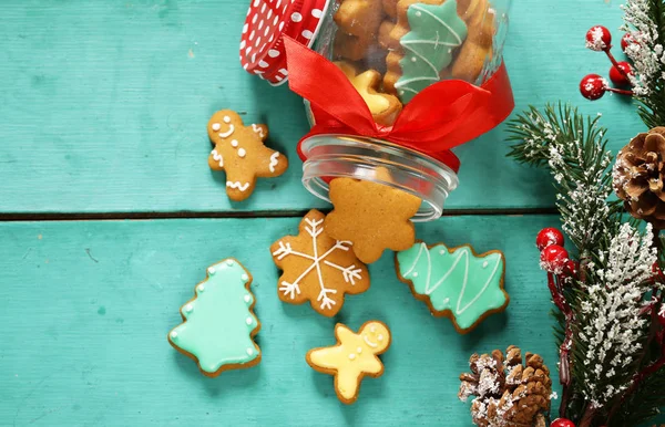 Biscoitos de gengibre de Natal presente de férias e sobremesa — Fotografia de Stock