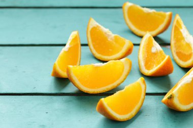 olgun organik portakal dilimler halinde dilimlenmiş