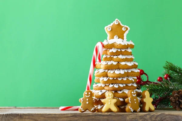 Lebkuchen-Christbaum als Dekoration und Dessert für den Feiertag — Stockfoto