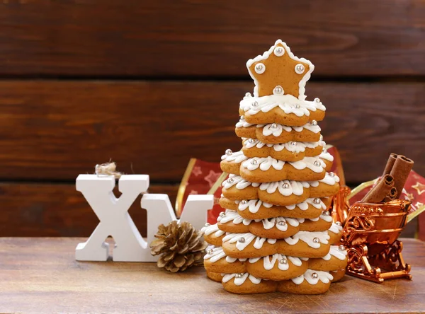 圣诞节装饰和甜点用的姜饼圣诞树 — 图库照片