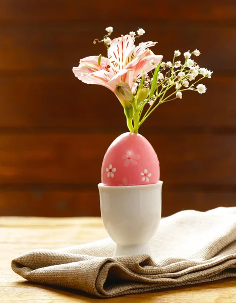 Mutlu Paskalya tatili! Dekoratif renkli yumurta, bir bahar olay sembolü — Stok fotoğraf