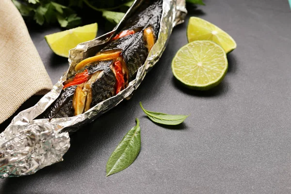 Fish baked in foil with vegetables and lemon — Stock Photo, Image
