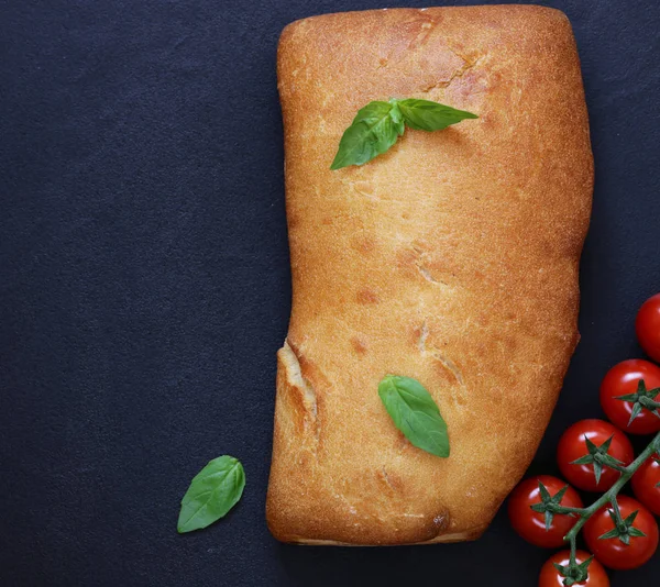 İtalyan ciabatta ekmeği fesleğen ve domates ile — Stok fotoğraf