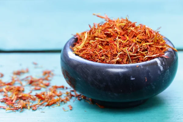 Traditionella aromatisk krydda saffran i en mortel — Stockfoto
