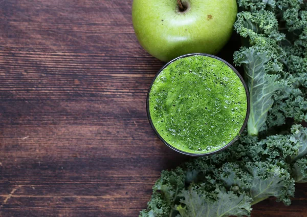 Смузі з зеленої органічної капусти та яблука - здорова їжа — стокове фото