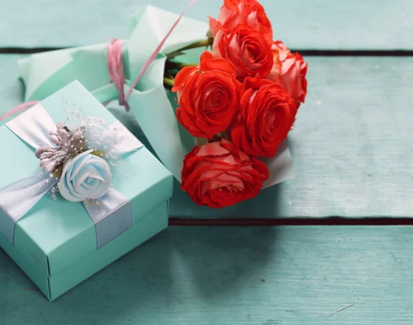 Caja de regalo de color turquesa y flores de rosa para vacaciones — Foto de Stock