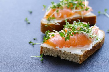 kanepe kırmızı balık somon ve su teresi salatası ile