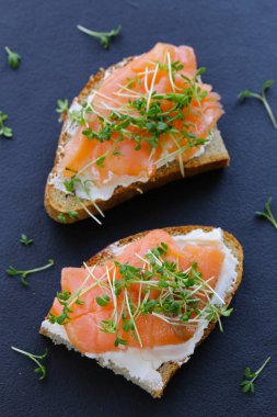 kanepe kırmızı balık somon ve su teresi salatası ile