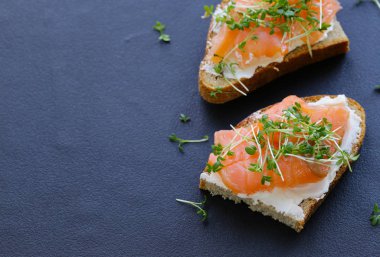 kanepe kırmızı balık somon ve su teresi salatası ile