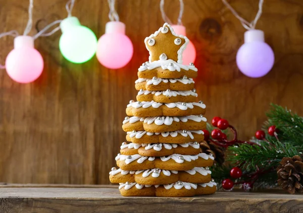 圣诞节装饰和甜点用的姜饼圣诞树 — 图库照片