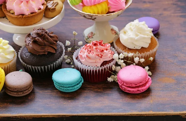 Desszert Táblázat Muffin Keksz Macaroons Capcakes Fából Készült Háttér — Stock Fotó