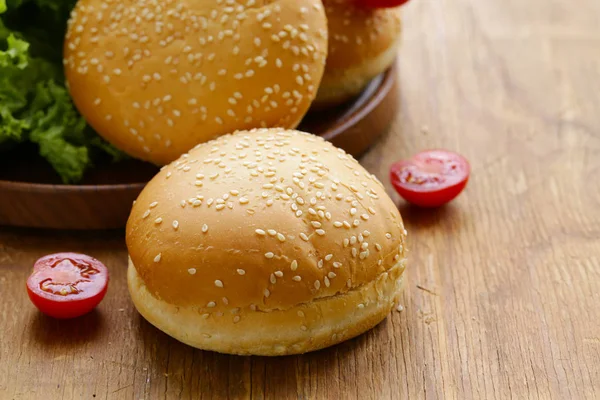 Świeży Domowy Burger Buns Drewnianym Stole — Zdjęcie stockowe