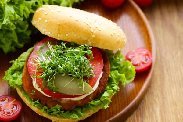 Čerstvé Domácí Hamburger Zeleninou Salátem Dřevěný Stůl — Stock fotografie