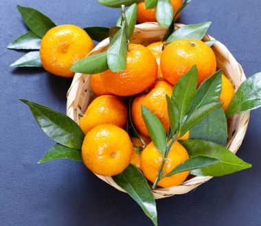 yeşil yaprakları ile taze organik mandalina