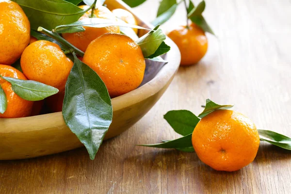 Verse Biologische Mandarijnen Met Groene Bladeren — Stockfoto