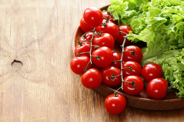 Folhas Alface Verdes Frescas Tomates Uma Tábua Madeira — Fotografia de Stock