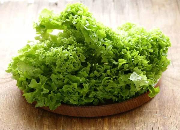 Hojas Lechuga Verde Fresca Sobre Una Tabla Madera —  Fotos de Stock