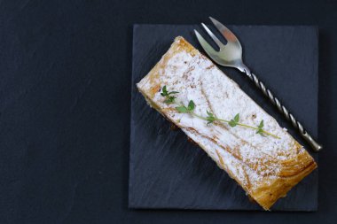 puf böreği elmalı üzerinden geleneksel strudel