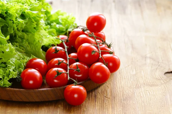 Folhas Alface Verdes Frescas Tomates Uma Tábua Madeira — Fotografia de Stock