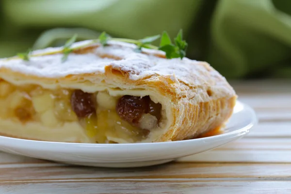 Strudel Traditionnel Pâte Feuilletée Aux Pommes — Photo