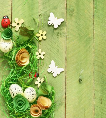 Boyalı yumurta ve şenlikli dekor Paskalya arka plan