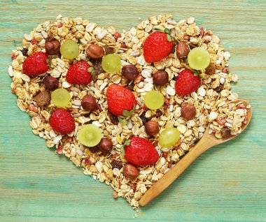 sağlıklı kahvaltı - granola taze meyveleri ve fındık, organik gıda ile