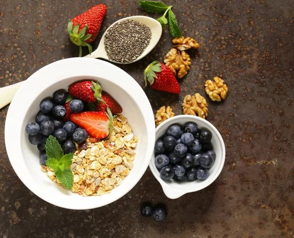 Zdravá Snídaně Müsli Čerstvým Bobule Ořechy Organické Potraviny — Stock fotografie