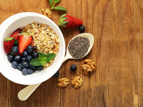 Desayuno Saludable Granola Con Bayas Frescas Frutos Secos Alimentos Orgánicos —  Fotos de Stock