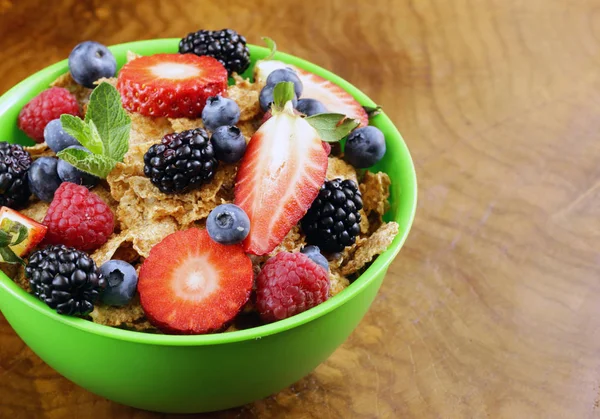 Desayuno Saludable Granola Con Bayas Frescas Frutos Secos Alimentos Orgánicos —  Fotos de Stock