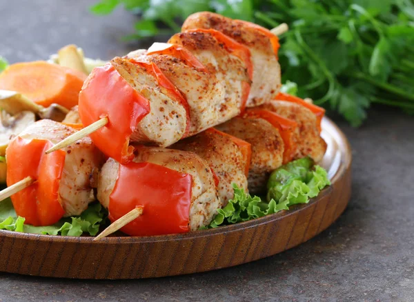 Kebab Frango Com Legumes Espetos Madeira — Fotografia de Stock