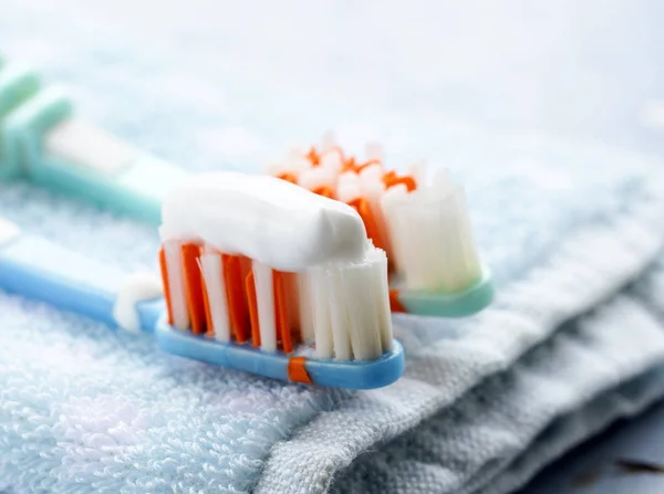 Due Spazzolini Denti Con Dentifricio Bianco — Foto Stock