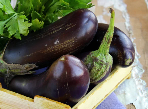 Frische Bio Auberginen Auf Einem Holztisch — Stockfoto