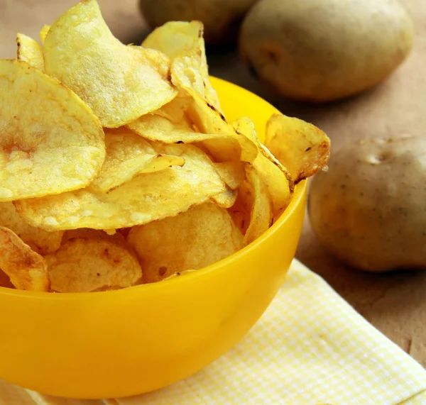 Fresh Organic Potato Chips Wooden Table — Stock Photo, Image